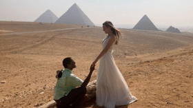 عروس تجوب العالم بفستان زفافها.. ما السر؟