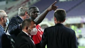 زملاء وناس ضحية عبارات عنصرية في مباراة فيورنتينا