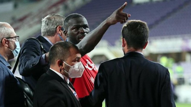 زملاء وناس ضحية عبارات عنصرية في مباراة فيورنتينا