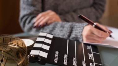 كاتبة شهيرة اتضح أنها 3 رجال