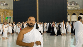 كادير الجابوني يؤدي مناسك العمرة وناشطون يقترحون عليه الإنشاد