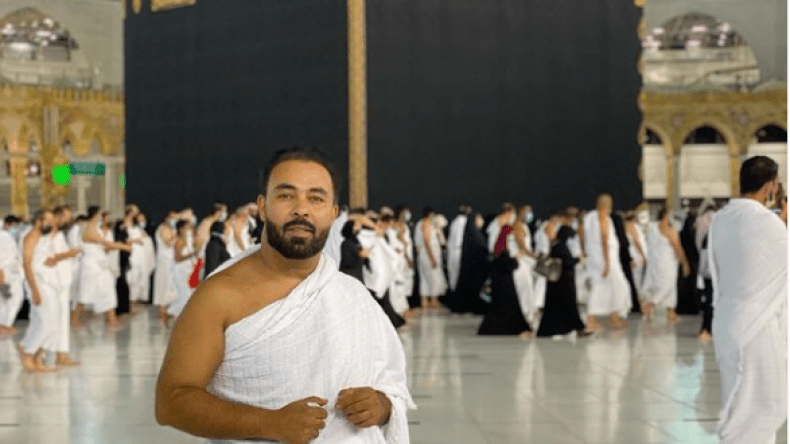 كادير الجابوني يؤدي مناسك العمرة وناشطون يقترحون عليه الإنشاد