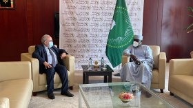 لعمامرة يلتقي رئيس مفوضية الاتحاد الأفريقي بأديس أبابا