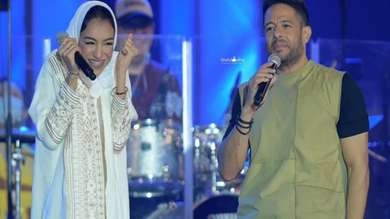 محجّبة سعودية تشعل مواقع التواصل بفيديو غنائي مع محمد حماقي