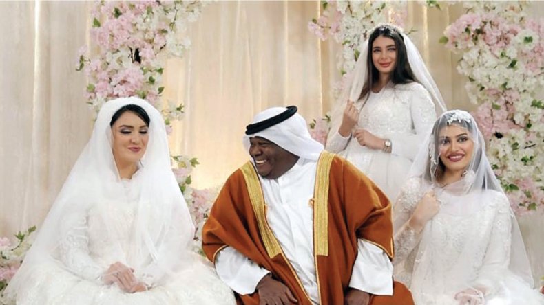 بعد غيابه لـ3 سنوات.. خليجي يعود لعائلته بـ3 زوجات مغربيات!