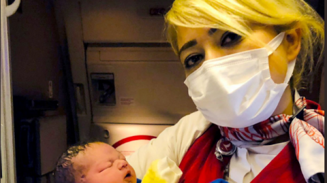 بالصور.. مغربية تضع مولودها على ارتفاع 10 آلاف متر فوق المحيط