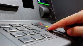 ما حقيقة حيلة إدخال الرّمز السرّي مقلوباً على الصراف الآلي لتوجيه رسالة إنذار؟