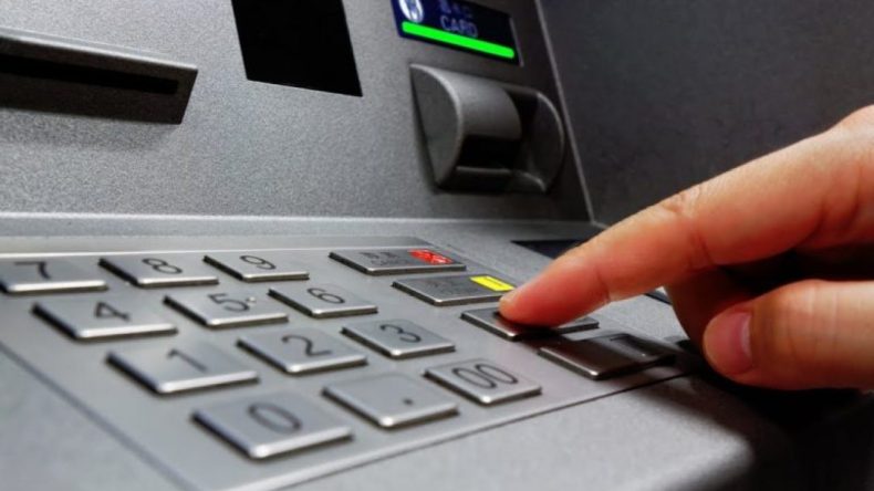 ما حقيقة حيلة إدخال الرّمز السرّي مقلوباً على الصراف الآلي لتوجيه رسالة إنذار؟