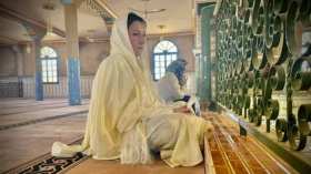 وزيرة الثقافة تصنع الحدث بارتدائها الحايك في الزاوية التيجانية