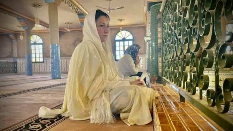 وزيرة الثقافة تصنع الحدث بارتدائها الحايك في الزاوية التيجانية