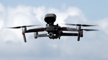 طفل بوركينابي يسقط طائرة بدون طيار فرنسية “درون” بواسطة مقلاع!