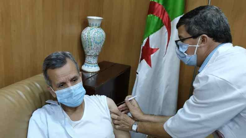 وزير الصحة يتلقى الجرعة الثالثة من لقاح كوفيد-19