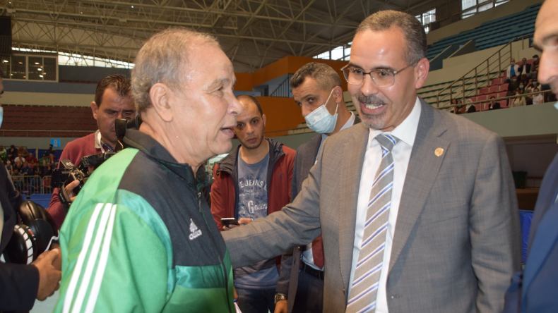 الوزير سبقاق يشرف على حفل تكريم الملاكم السابق ولد مخلوفي