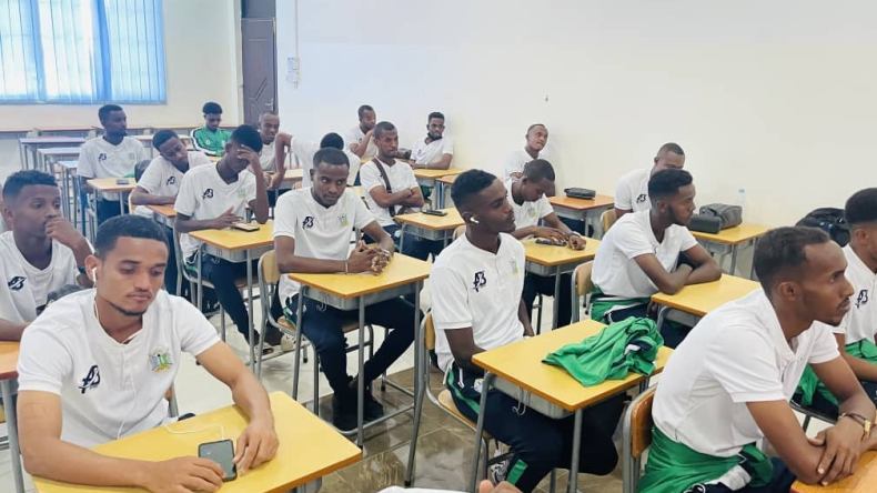 رئيس إتحادية جيبوتي يحفز اللاعبين قبل مواجهة الجزائر