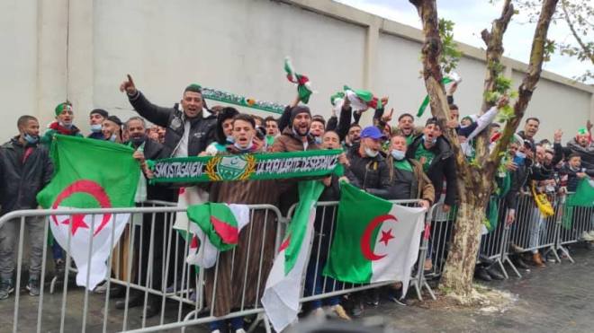 أنصار “الخضر” يتوافدون بقوة على ملعب تشاكر ويصنعون أجواء رائعة