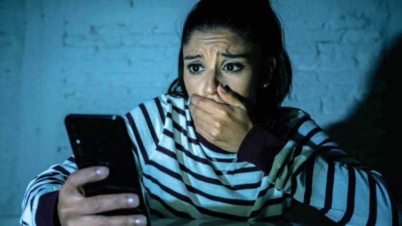 نتيجة لاستعمالها الخاطئ.. شباب وراء القضبان بسبب صورة وتعليق على الإنترنت