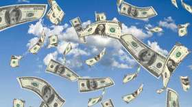 أمريكيون يتدافعون لالتقاط دولارات “تمطر” من السماء بكاليفورنيا