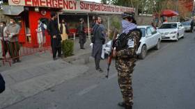 Deux explosions frappent un hôpital à Kaboul, des terroristes y font irruption.