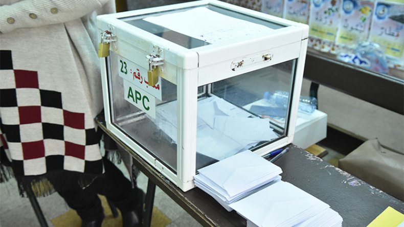 تشميع صناديق.. وتجاوزات بمراكز انتخابية