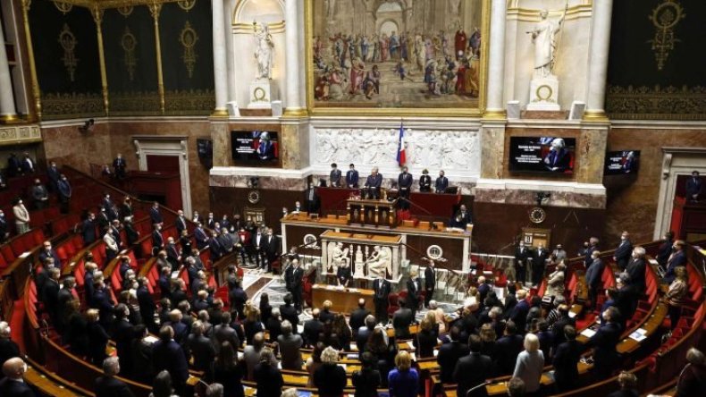 البرلمان الفرنسي يصادق على قانون لتعويض الحركى
