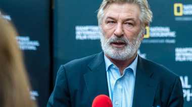 Alec Baldwin accusé d’avoir “joué à la roulette russe” avant son tir mortel