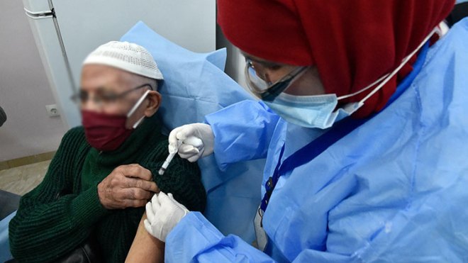 الخوف من “الرابعة” يعيد جزائريين إلى التلقيح وارتداء الكمامة