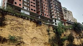 الأمطار تتسبب في انجراف التربة وسقوط الكوابل الكهربائية بالعاصمة