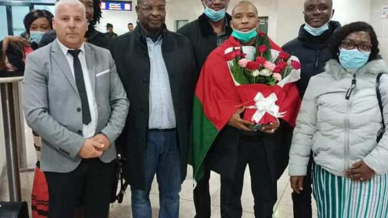 بالصور.. بعثة منتخب بوركينافاسو تصل إلى الجزائر بوفد يضم 80 فردا