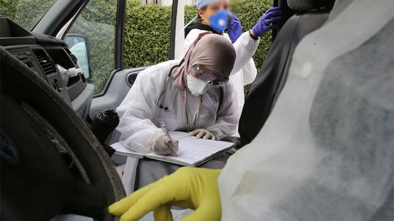 أصحاب المآزر البيضاء يواجهون الموجة الرابعة بنفسية منهارة