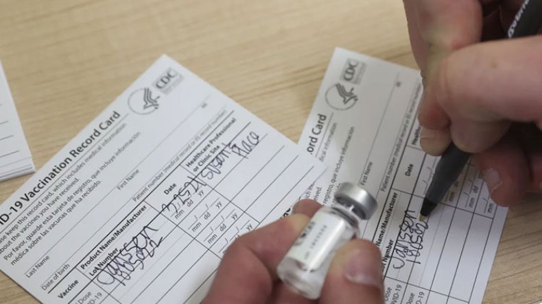 مختصون يحذّرون من شهادات تلقيح وهمية ضد كورونا