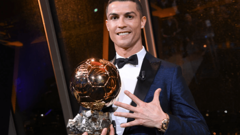 جائزة الكرة الذهبية.. كريستيانو رونالدو يتهم منظمي المسابقة بالكذب