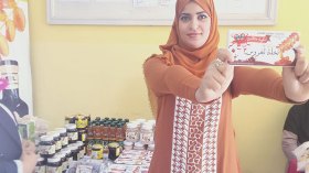 حرفية تبدع في الصناعة التحويلية لمشتقات التمر