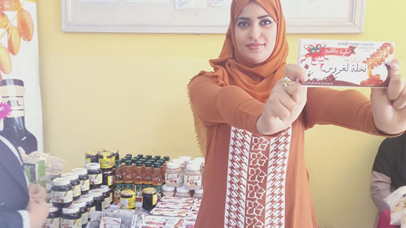 حرفية تبدع في الصناعة التحويلية لمشتقات التمر