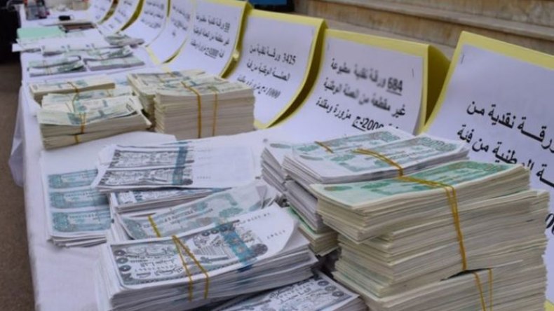 صفقة لبيع الملابس تطيح بمروّجي العملة المزورة