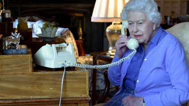 Qui sont les 2 seules personnes a qui Elizabeth II répond sur son téléphone portable?