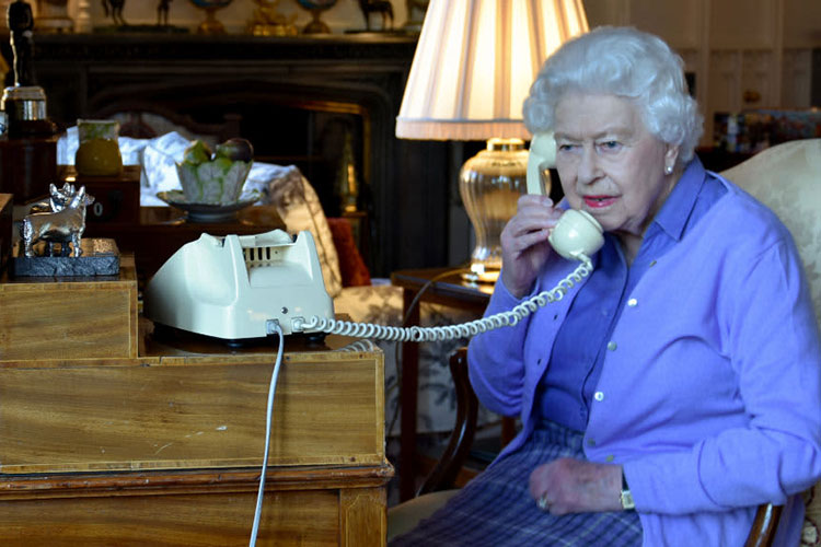 Qui sont les 2 seules personnes a qui Elizabeth II répond sur son téléphone portable?