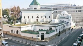 مسجد باريس يتجاهل تهديدات اليمين المتطرف ويتمسك بقطع الطريق عليه