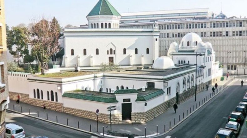 مسجد باريس يتجاهل تهديدات اليمين المتطرف ويتمسك بقطع الطريق عليه