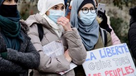 فرنسا تحبط حملة أوروبية لتطبيع حرية الحجاب