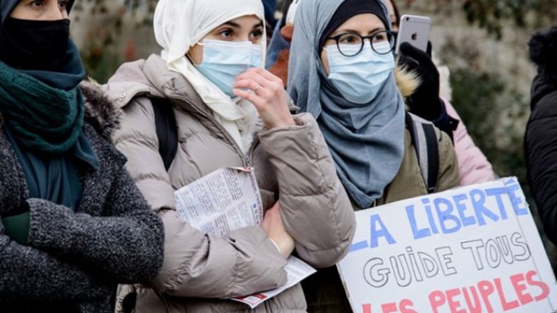 فرنسا تحبط حملة أوروبية لتطبيع حرية الحجاب