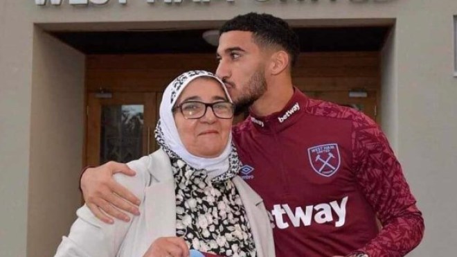 عناق حار بين سعيد بن رحمة ووالدته في المدرجات