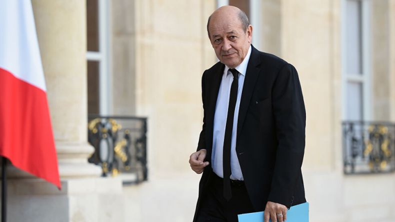 France-Algérie : Le Drian appelle à dépasser les “blessures” pour une “relation apaisée”