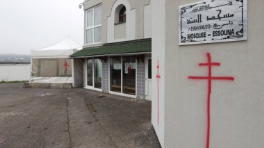 Islamophobie en France: Deux mosquées taguées avec des croix
