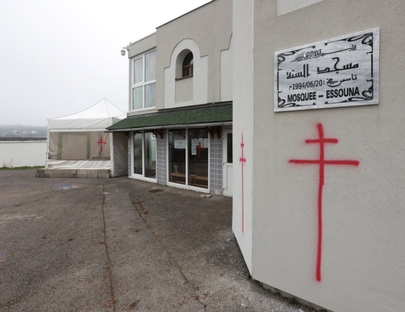 Islamophobie en France: Deux mosquées taguées avec des croix