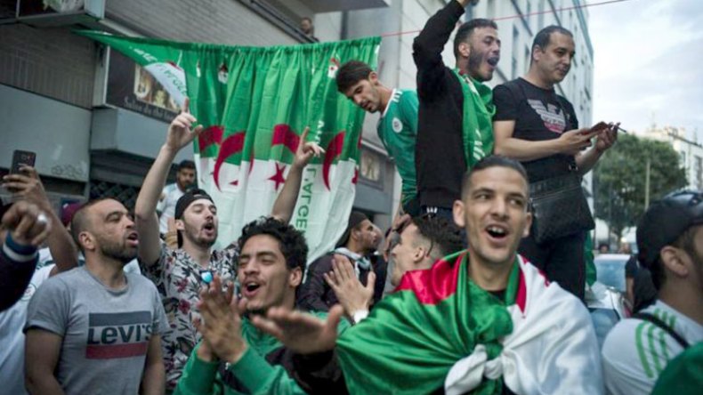 فوز المنتخب الوطني يفرح الجزائريين ويخرجهم إلى الشارع