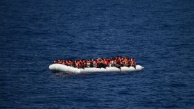 Le pape:” la Méditerranée est devenue un “cimetière” à migrants”