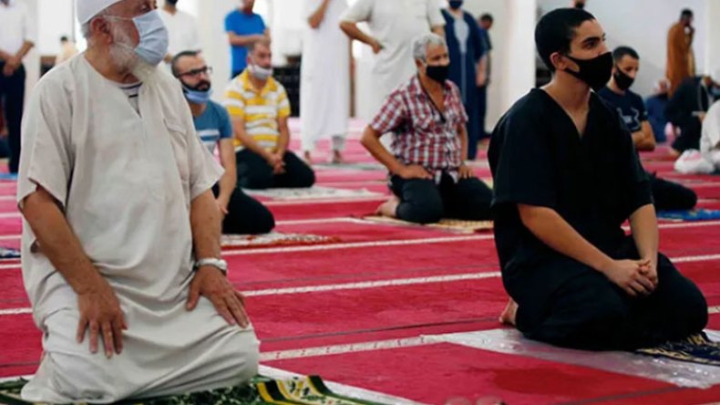 أئمة في مواجهة العزوف عن البروتوكول الصحي