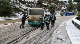 غلق الطريق الرابط بين تيزي وزو والبويرة بسبب تساقط الثلوج