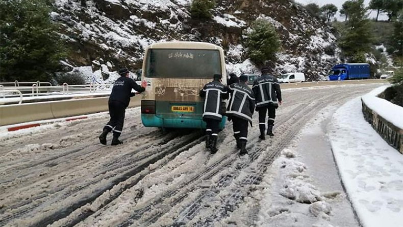 غلق الطريق الرابط بين تيزي وزو والبويرة بسبب تساقط الثلوج