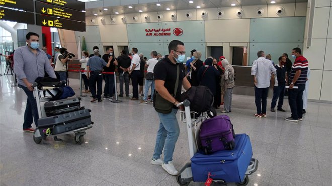 مئات المغتربين عالقون في الجزائر